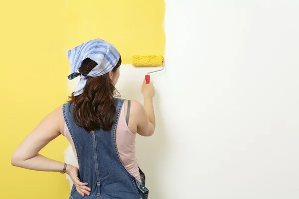 Покраска стены в желтый цвет — стоковое фото