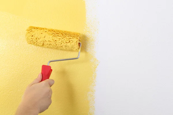 Pintura da parede com um rolo de tinta — Fotografia de Stock