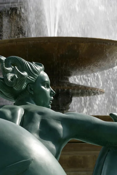 Трафальгарська площа фонтан — стокове фото