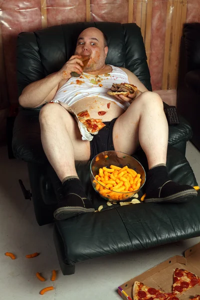 Hamburger eating lazy couch potato — Stock Photo, Image
