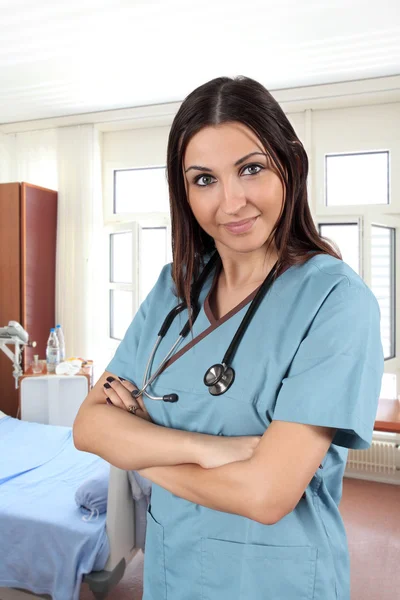 Kvinnlig sjuksköterska i sjukhussal — Stockfoto