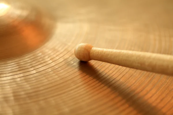 Bekken en drumstick — Stockfoto