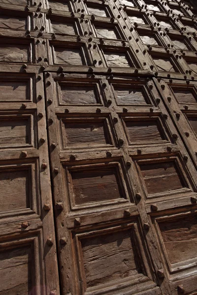 Vecchio sfondo porte in legno — Foto Stock