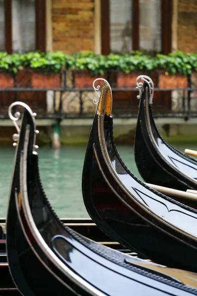 Gôndolas à espera em Veneza — Fotografia de Stock