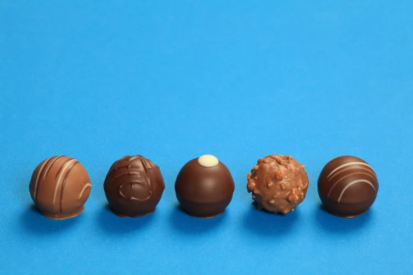 Vijf chocolade truffels in een rij — Stockfoto