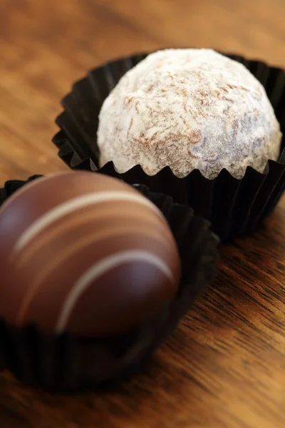 Duas trufas de chocolate — Fotografia de Stock