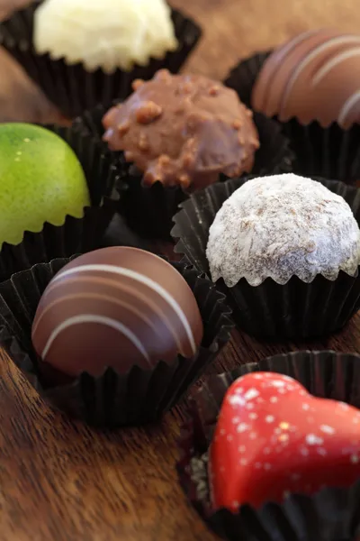 Chocolates surtidos en envolturas — Foto de Stock