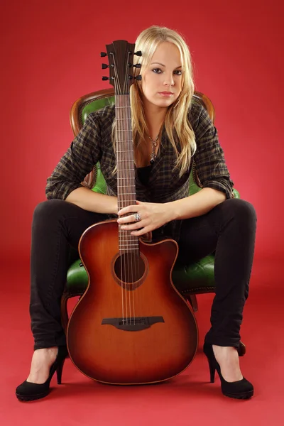 Blonďatá žena s akustická kytara — Stock fotografie