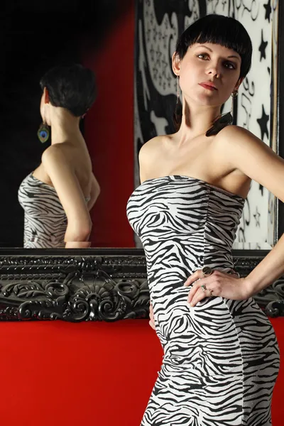 性感的女人站在一面镜子 — 图库照片