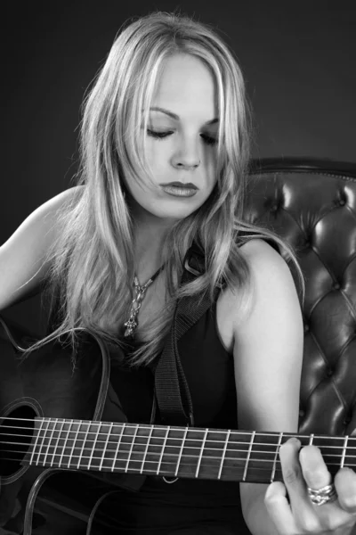 Atraktivní blonďatá samice hrací kytara魅力的なブロンド女性ギター — Stock fotografie