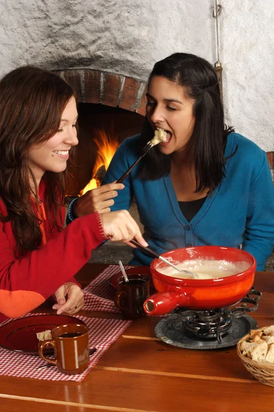 Frauen essen Fondue — Stockfoto