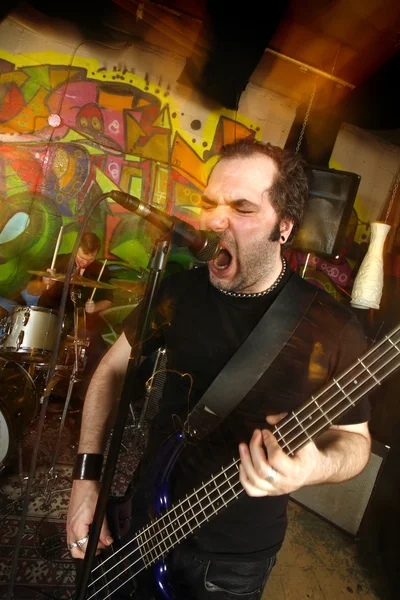 Agresszív basszusgitáros — Stock Fotó