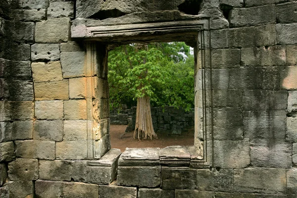 Janela de pedra no Camboja — Fotografia de Stock