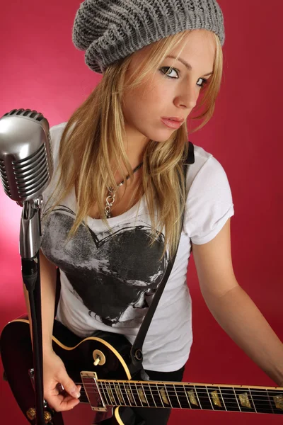 아름 다운 금발의 연주 일렉트릭 기타 — 스톡 사진