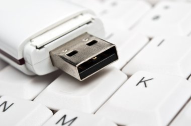 klavye üstünde USB götürmek