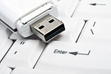 klavye üstünde USB götürmek