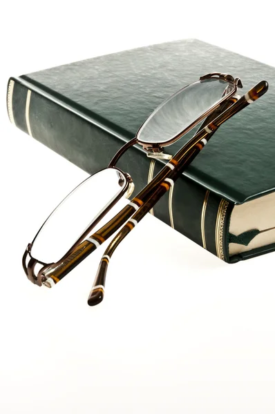 Kniha a brýle — Stock fotografie
