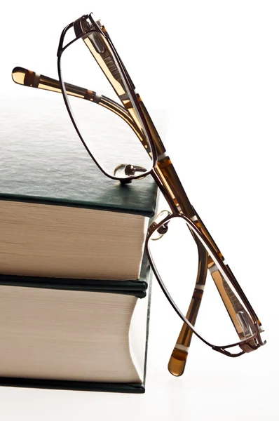 Kitaplar ve gözlükler. — Stok fotoğraf