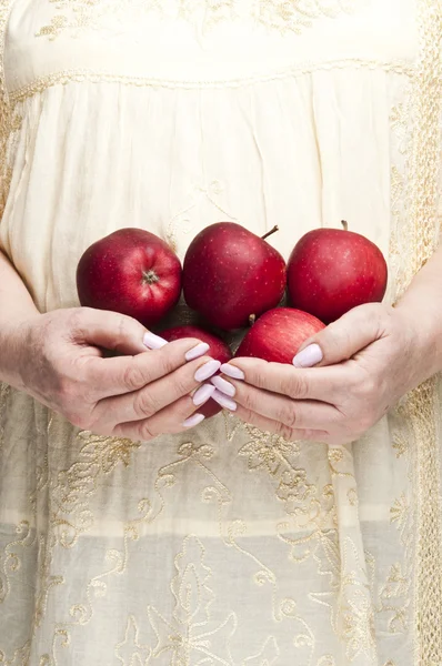 Bund roter Äpfel — Stockfoto