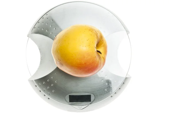 Gelber Apfel auf Lebensmittelwaage — Stockfoto