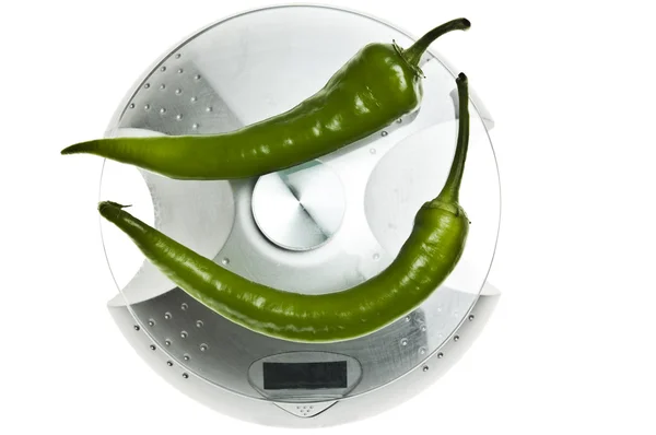 Groene peper op voedsel schaal — Stockfoto