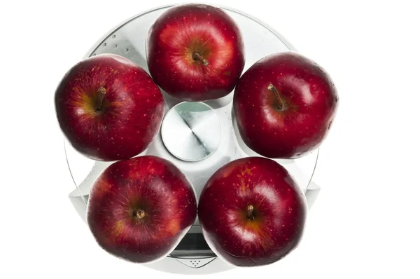 Rote Äpfel auf Nahrungsmittelwaage — Stockfoto
