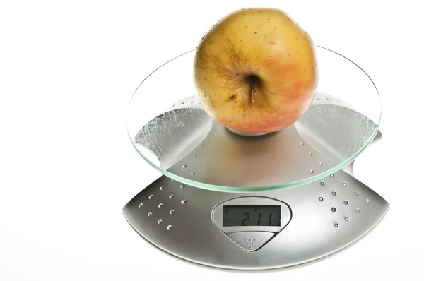 Gult äpple på mat skala — Stockfoto