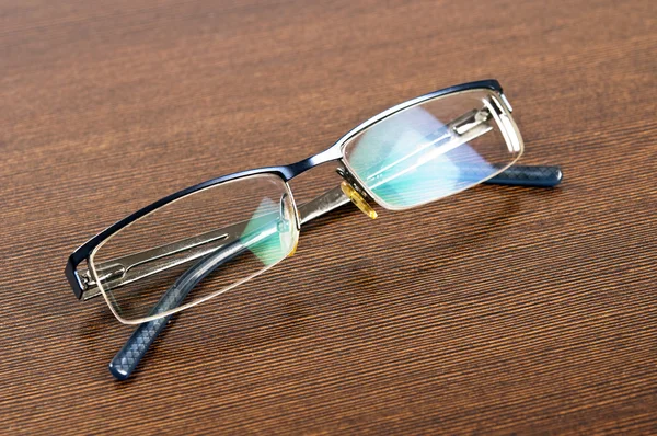 机の上の目のメガネ — ストック写真