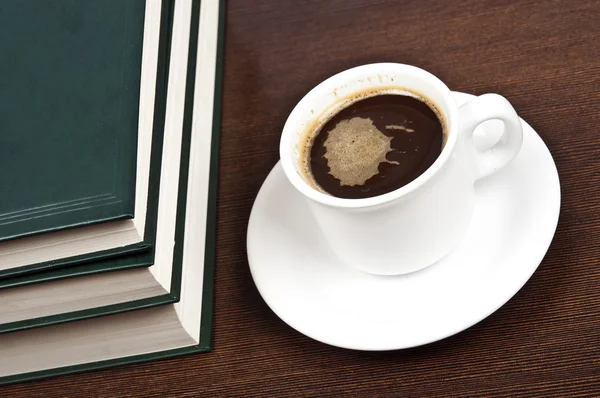 Книги и кофе — стоковое фото