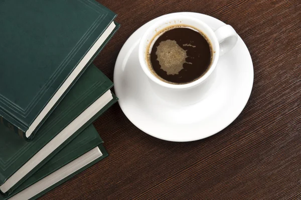 Bücher und Kaffee — Stockfoto