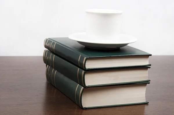 Книги и кофе — стоковое фото