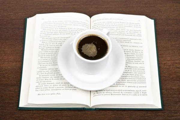 Boek en koffie — Stockfoto
