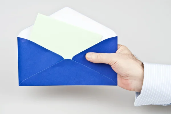 Envelope na mão masculina — Fotografia de Stock
