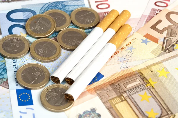 Dinheiro e cigarros — Fotografia de Stock