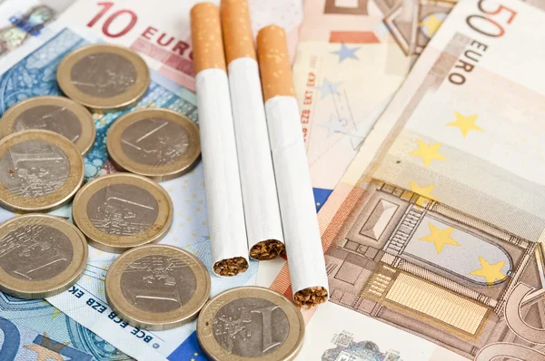 Dinero y cigarrillos — Foto de Stock