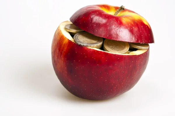 Sikke üzerinde elma — Stok fotoğraf