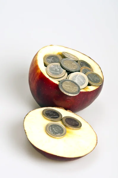 애플에 동전 — 스톡 사진