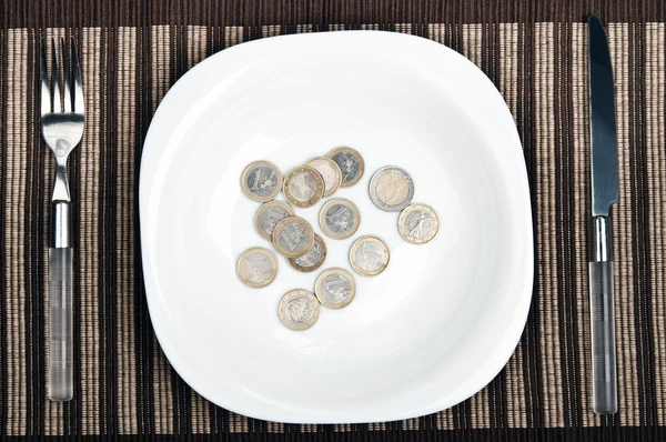 Münzen auf dem Teller — Stockfoto