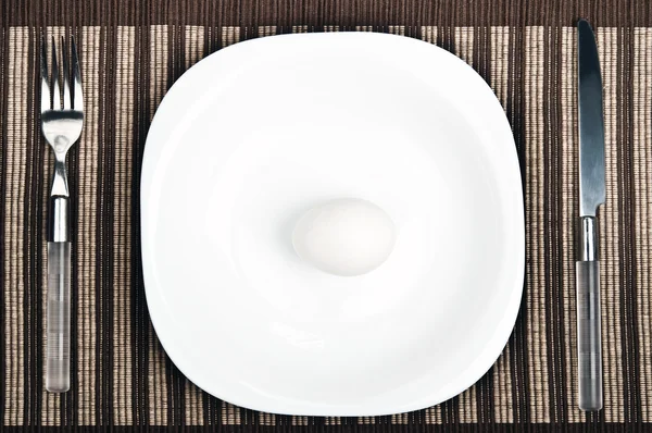 Яйцо на тарелке — стоковое фото
