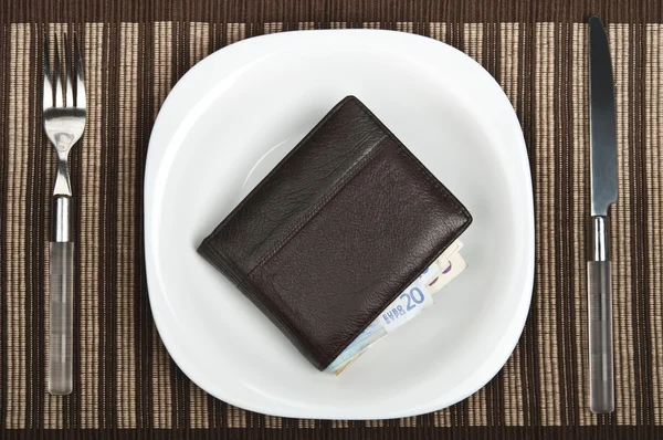 Plånbok på mat tallrik — Stockfoto