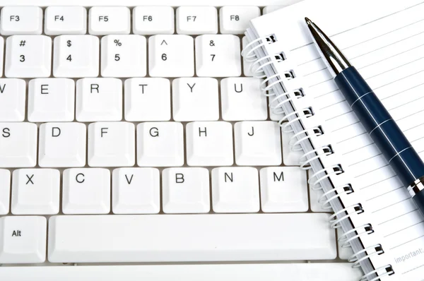 Caderno no teclado — Fotografia de Stock