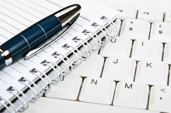 Caderno no teclado — Fotografia de Stock