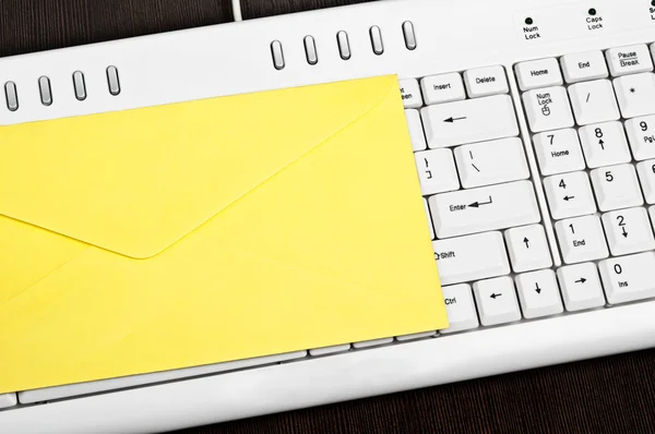 Emvelope no teclado — Fotografia de Stock