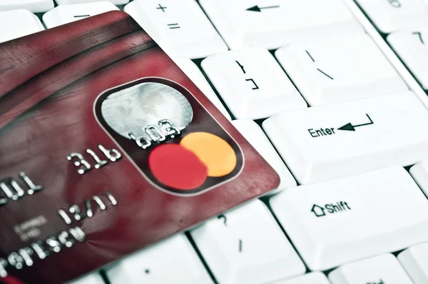 キーボード上のクレジット カード — ストック写真