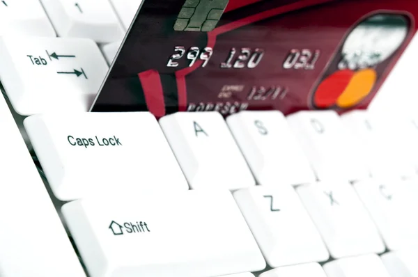 Tarjeta de crédito en el teclado —  Fotos de Stock