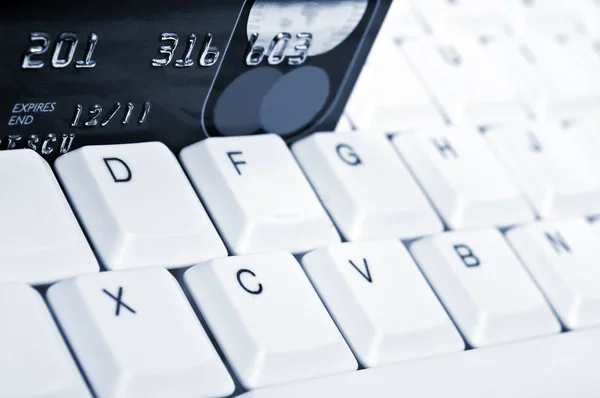 Tarjeta de crédito en el teclado — Foto de Stock
