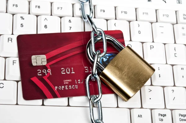 Klavye üzerinde kredi kartı — Stok fotoğraf