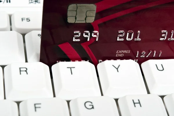 Кредитна картка на клавіатурі — стокове фото
