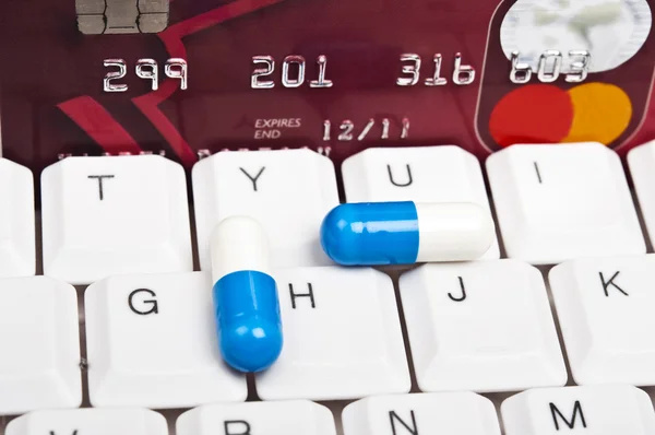 Comprimidos no teclado — Fotografia de Stock