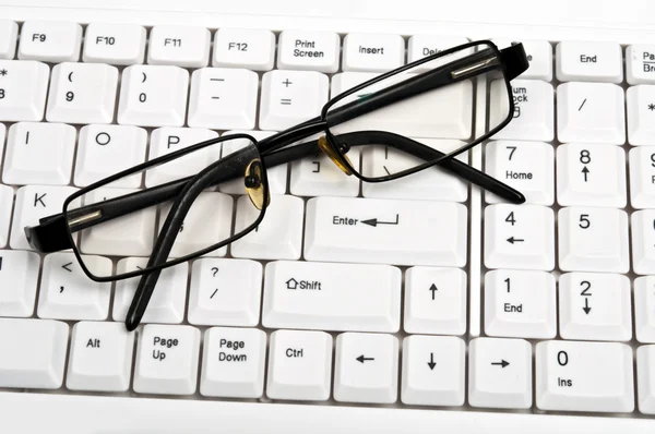Glasögon på tangentbord — Stockfoto